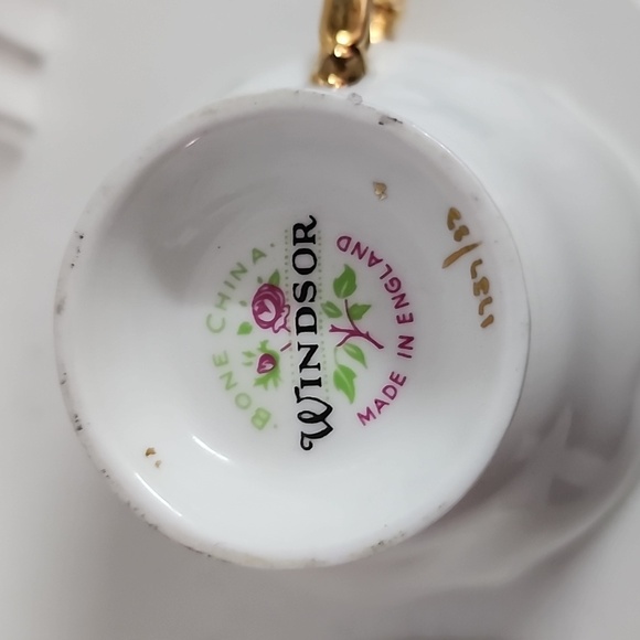 Windsor Teacup & Saucer With Pink And Blue Roses, rare find - Picture 7 of 7